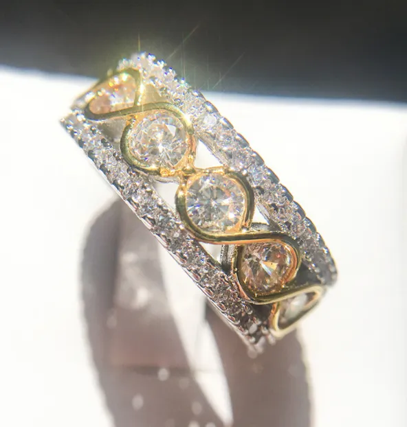 Elegant Female Zircon Stone Ring