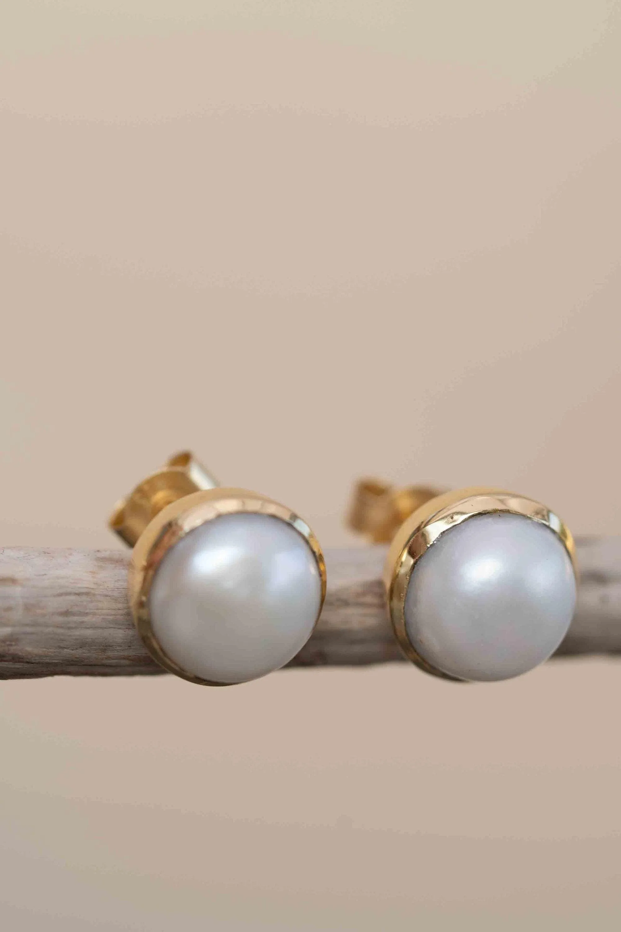 Jamy Earrings ~ Pearl ~ 18k Gold Plated ~ ME182