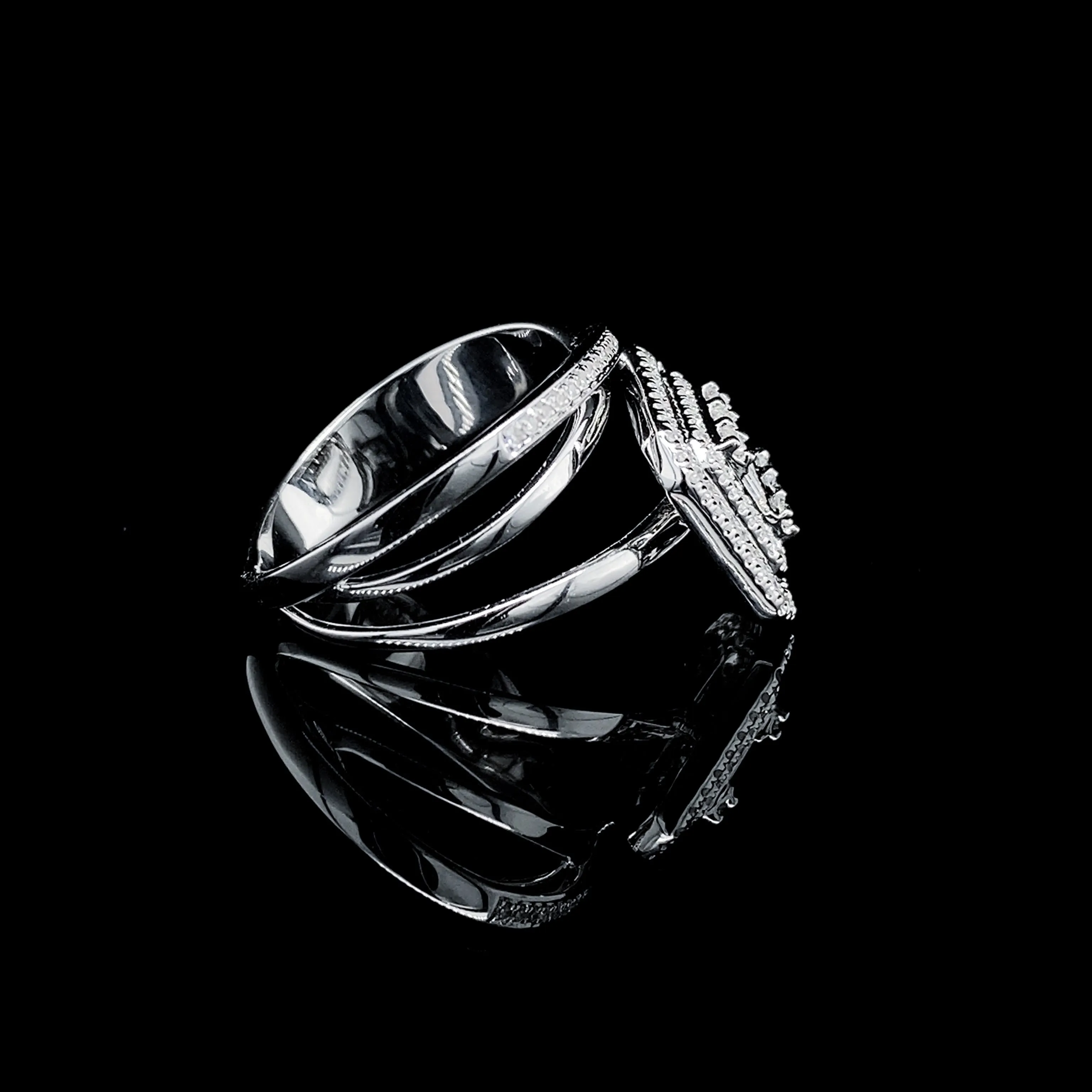 PREORDER | Cushion Halo Diamond Ring 14kt